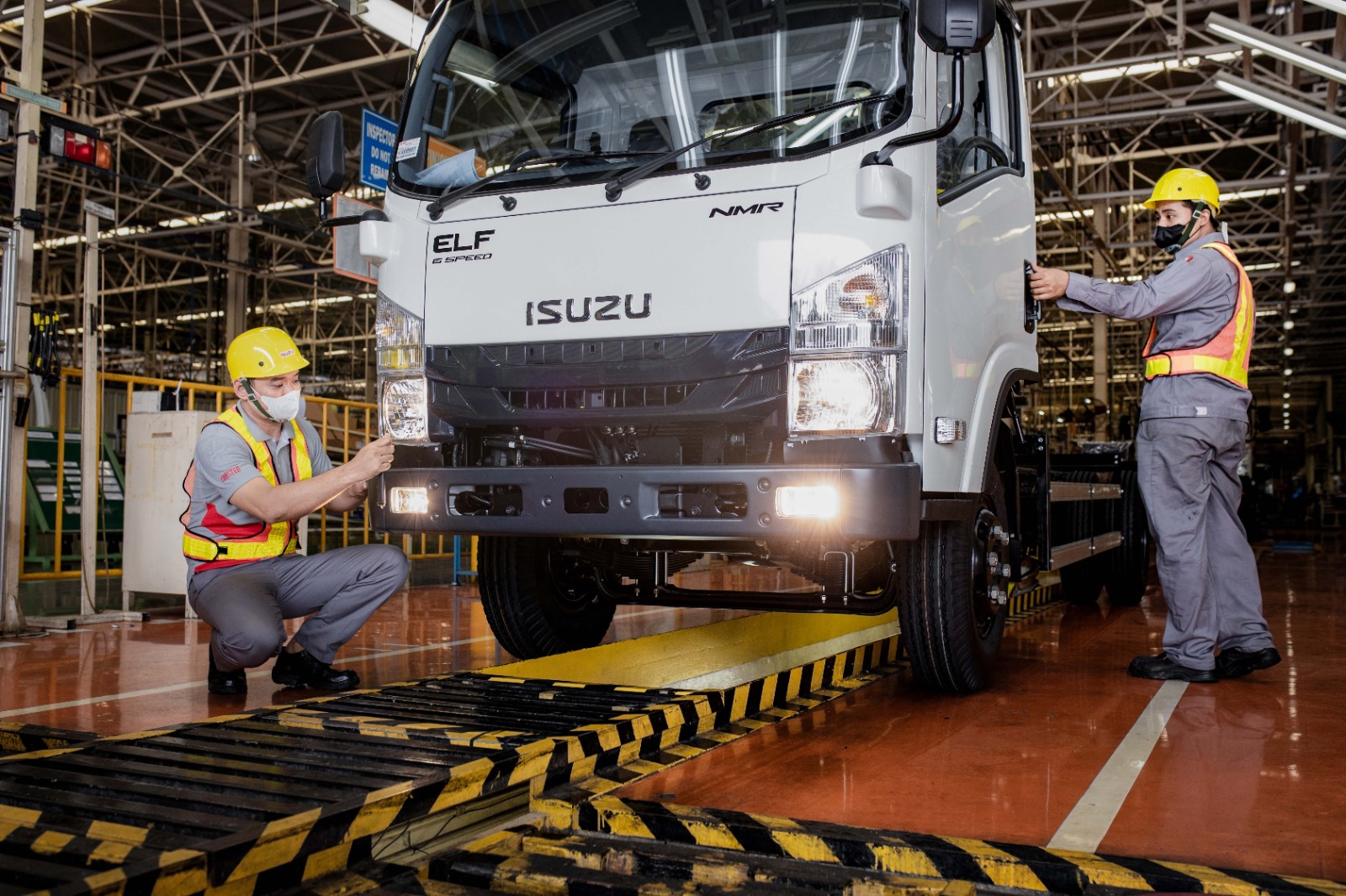 PROGRAM ISUZU: Program &ldquo;Yang Panjaaaang, Bikin Tenang&rdquo; dari Isuzu berikan gratis filter solar dan garansi mesin lebih lama untuk konsumen ELF NMR di Kalimantan.&nbsp;