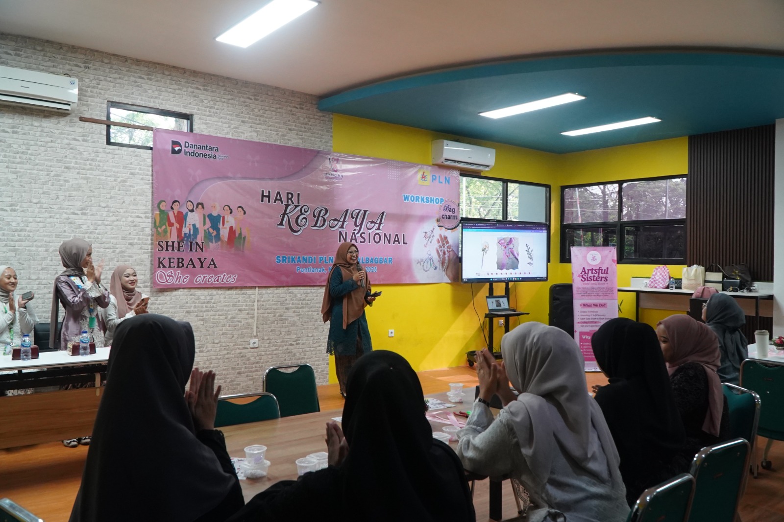 Para Srikandi PLN saat berbagi wawasan saat kegiatan Berbagi Wawasan dan Kreativitas yang digelar untuk peringatan Hari Kebaya Nasional.