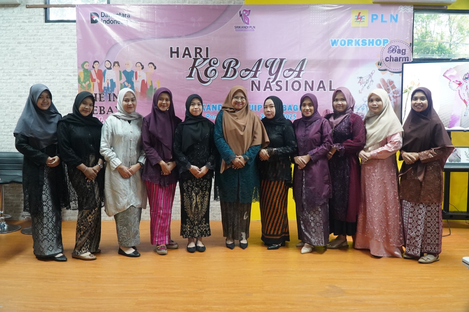 Para srikadi&nbsp;PLN UIP KLB yang berfoto bersama mengenakan kebaya saat peringatan Hari Kebaya Nasional.