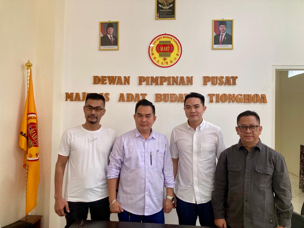 Ketua Panitia Munas DPP MABT Kalbar saat menggelar konferensi pers di kantor secretariat DPP MABT Kalbar, jalan Nusa Indah I, Pontianak.