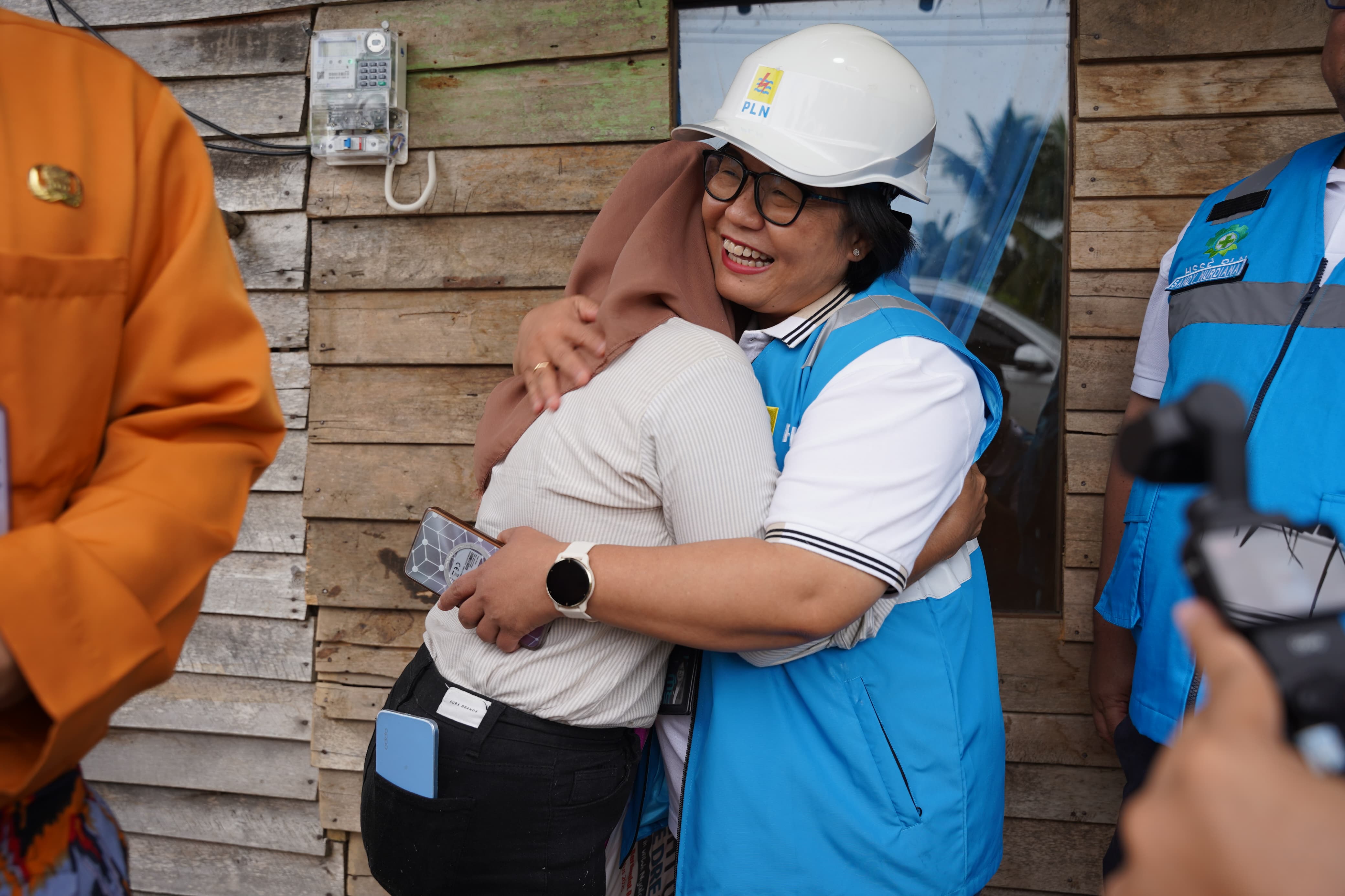 Wiwik Handayani memeluk General Manager PLN UID Kalimantan Barat, Maria G.I. Gunawan, ungkapan bahagia atas terwujudnya mimpi rumahnya kini telah berlistrik melmelalui program Light Up Up The Dream