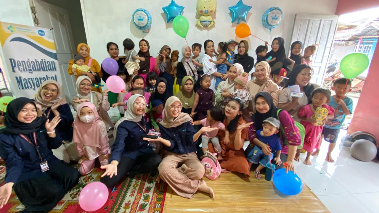 Suasana penuh semangat dan keceriaan dalam kegiatan pendampingan ibu menyusui di Sungai Beliung bersama tim kebidanan Poltekkes Kemenkes Pontianak. Bersama cegah stunting sejak dini.