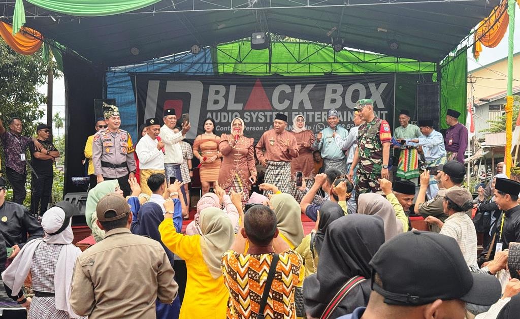 SEGEDONG: Bupati Erlina menghibur masyarakat di Kecamatan Segedong.