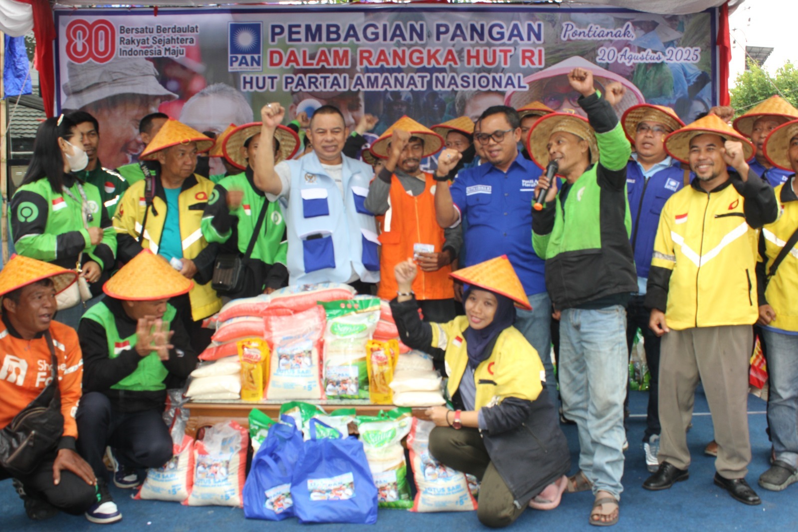 Ketua DPW PAN Kalbar, Boyman Harun, bersama Sekretaris DPW PAN Kalbar, Zulfydar Zaidar Mochtar di acara Semarak HUT 27 PAN Kalbar &nbsp;membagikan 2.700 paket sembako.