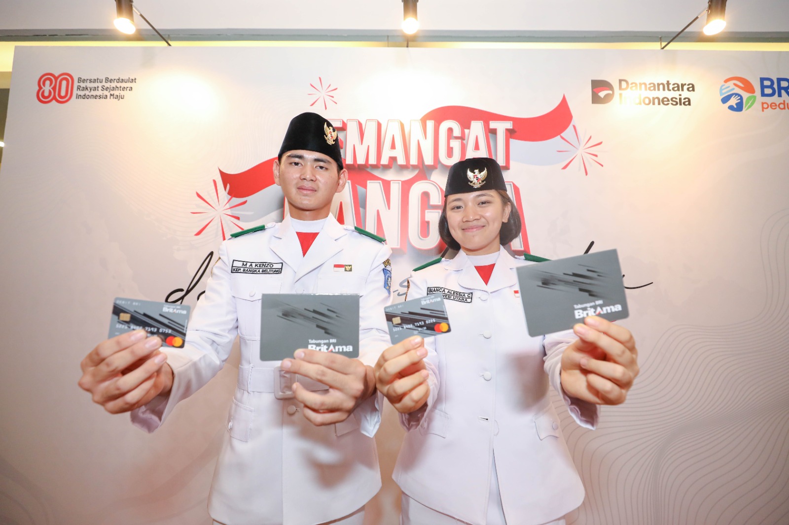 Anggota Paskibraka Nasional menerima apresiasi dana pendidikan dari BRI Peduli di Jakarta, Rabu (20/8/2025).