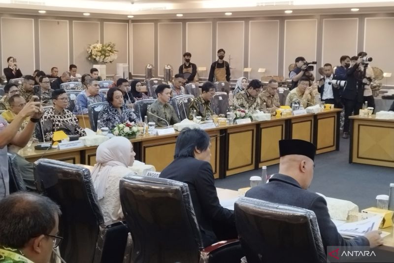 BAHAS ROYALTI: Sejumlah musisi mengikuti rapat DPR RI membahas royalti hak cipta di kompleks parlemen, Jakarta, Kamis (21/8/2025).