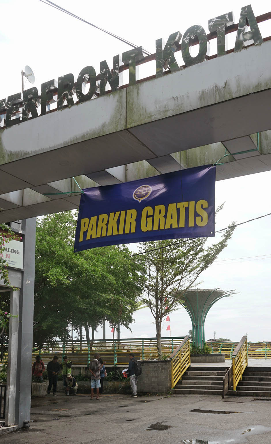 PENERTIBAN PARKIR: Spanduk yang bertuliskan parkir gratis di pasang pada sejumlah tempat oleh Dinas Perhubungan Kota Pontianak guna menertibkan terjadinya parkir liar.