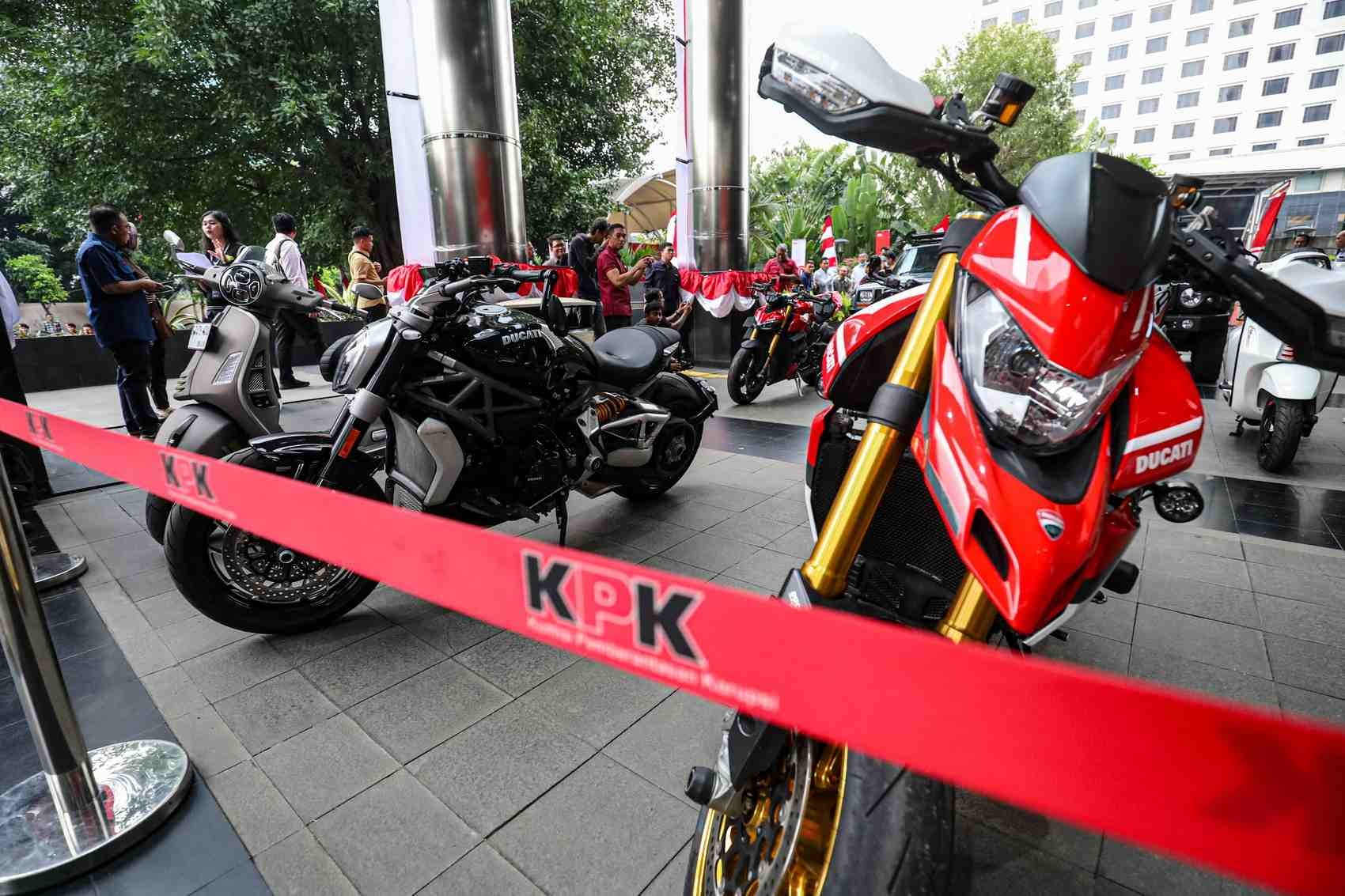 HASIL OTT: Sejumlah Kendaraan hasil sitaan operasi tangkap tangan (OTT) diperlihatkan di Gedung Merah Putih KPK, Jakarta, Kamis (21/8).