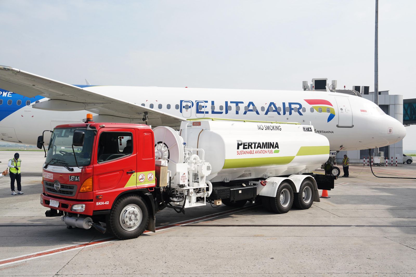 PERDANA : Produk PertaminaSAF berbahan baku minyak jelantah diproduksi Kilang Pertamina Cilacap dan resmi mengudara perdana dalam penerbangan komersial.