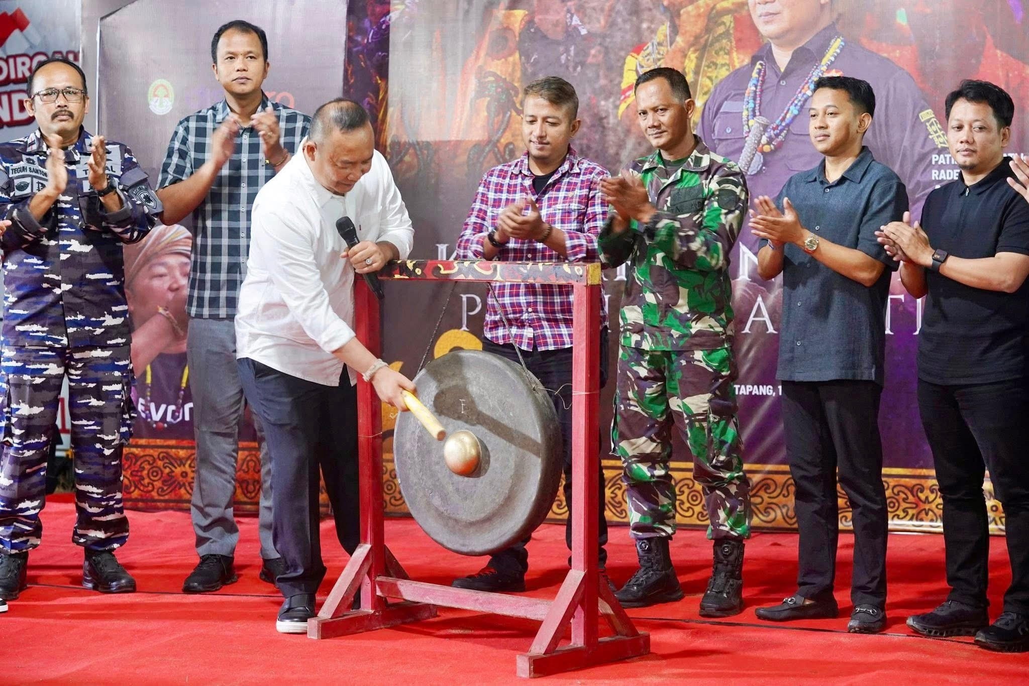 TUTUP: Bupati Ketapang, Alexander Wilyo, memukul gong sebagai tanda berakhirnya kejuaraan Menyumpit Patih Jaga Pati 2026, Rabu (20/8) malam.