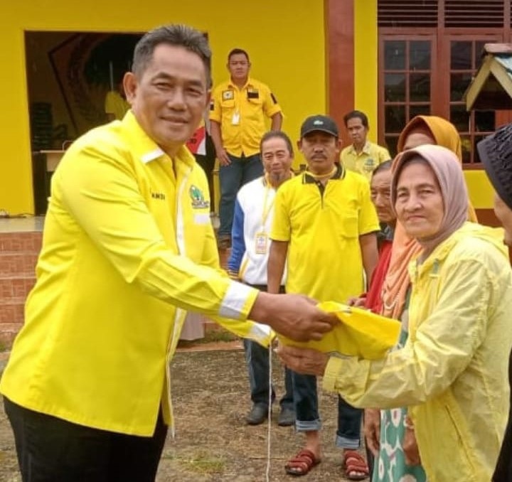 MURAH : Salah satu momen di saat pasar murah yang digelar DPD Golkar Kabupaten Kapuas Hulu dikantornya