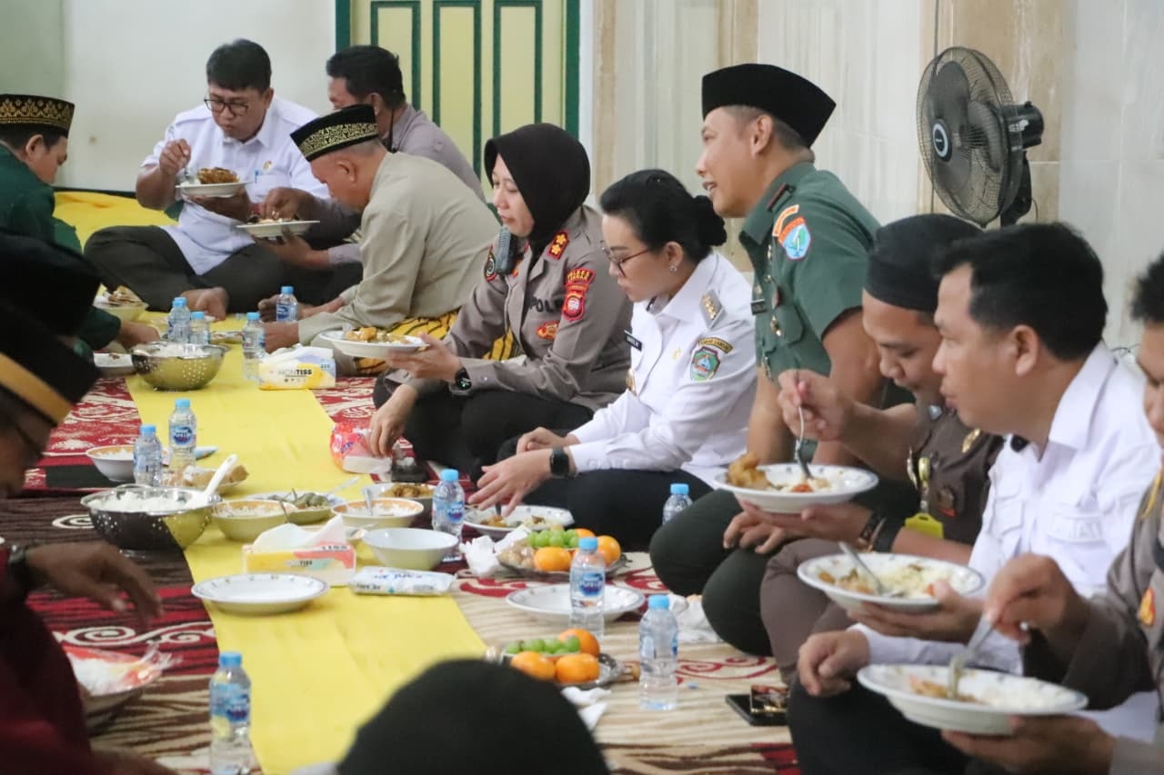 SAPRAHAN : Bupati Landak, Karolin Margret Natasa bersama instansi terkait saat mengikuti makan saprahan dalam tradisi Robo Robo di masjid Jami&rsquo;, Keraton Ismahayana, Landak.