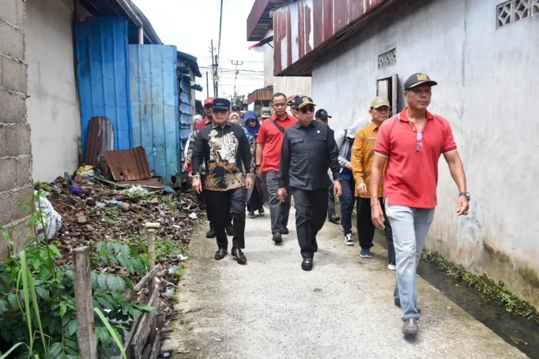 TINJAU KAWASAN KUMUH: Ketua Komisi V DPR RI, Lasarus, bersama Bupati Kubu Raya Sujiwo meninjau kawasan kumuh di Gang Nurul Huda, Desa Parit Baru, usai pertemuan di Kantor Bupati Kubu Raya.