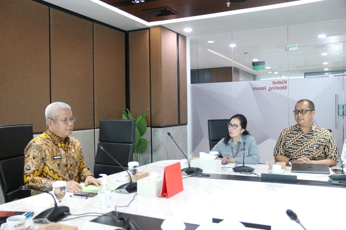 KUNJUNGAN: Sekda Kalbar Harisson bersama jajaran Bank Kalbar saat kunjungan kerja ke Bank SulutGo, Manado, membahas strategi percepatan transformasi digital, Selasa (19/8).