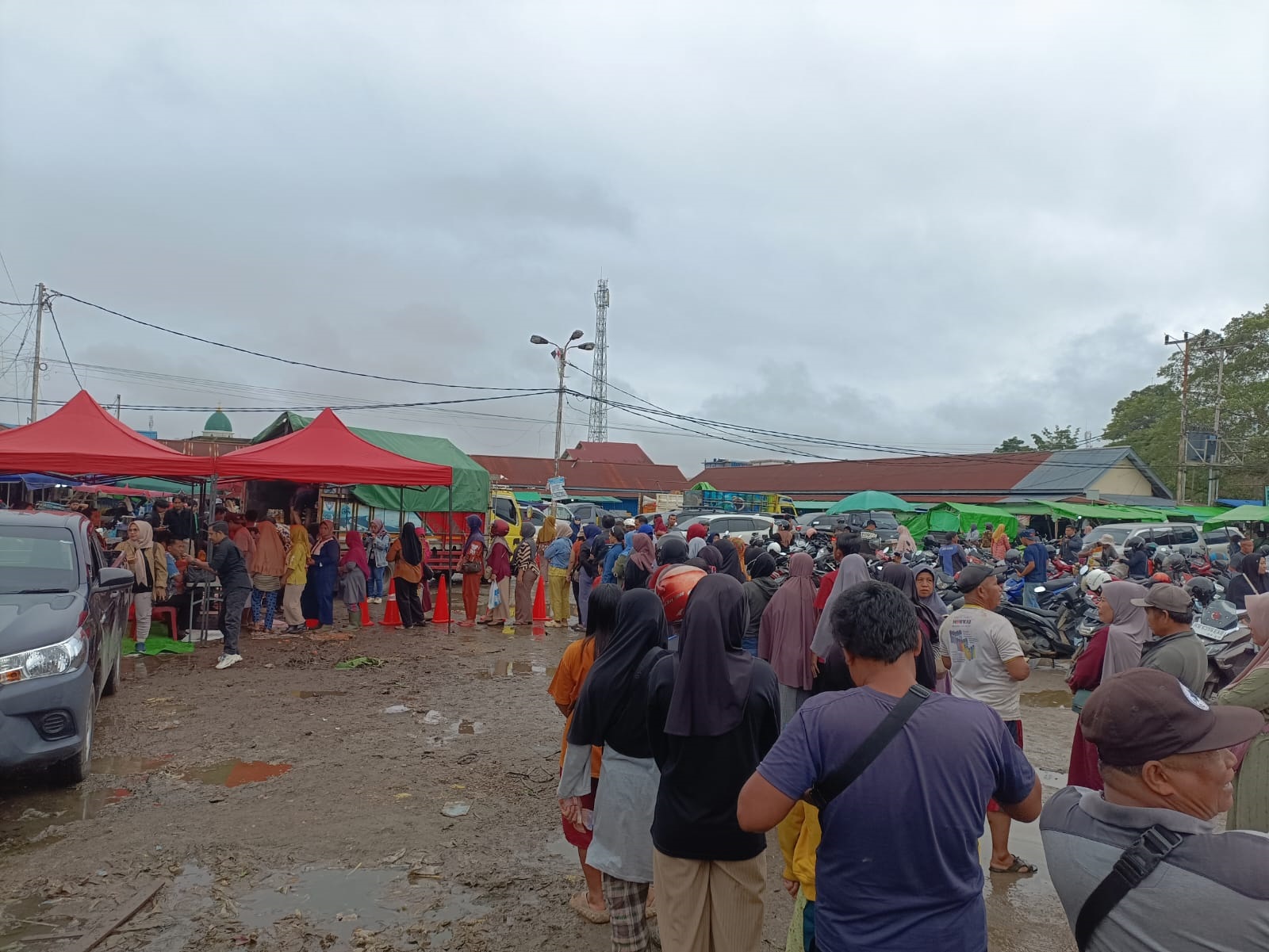 ANTRE: Warga Sintang antre sejak pagi untuk membeli paket sembako murah dalam operasi pasar di Pasar Masuka, Kamis (21/8).