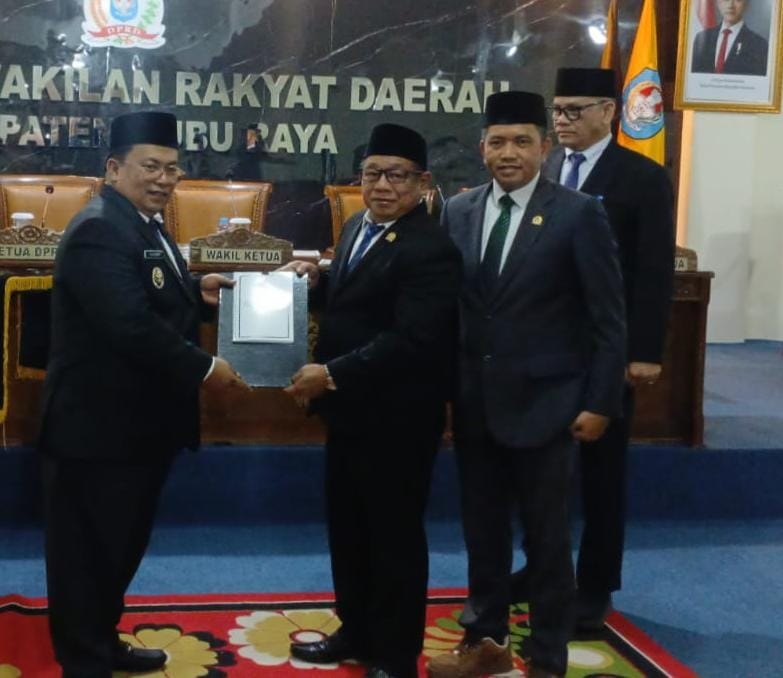 SERAHKAN: Wakil Bupati Kubu Raya, Sukiryanto, menyerahkan dokumen Nota Keuangan Perubahan APBD 2025 kepada pimpinan DPRD dalam Sidang Paripurna di Ruang Rapat DPRD Kubu Raya, Kamis (21/8).
