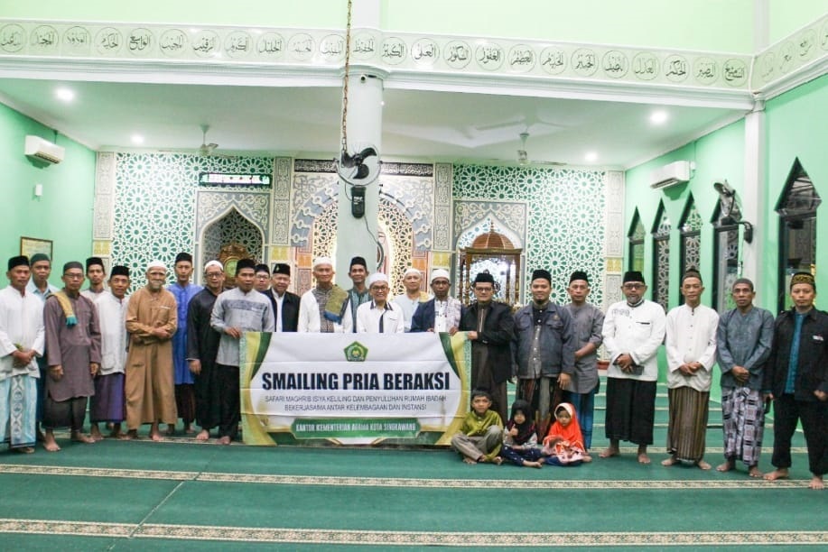 DIABADIKAN: Foto bersama dalam kegiatan SMAILING (Safari Maghrib dan Isya Keliling) di Masjid Miftahul Jannah, Singkawang Tengah, Rabu (20/8).