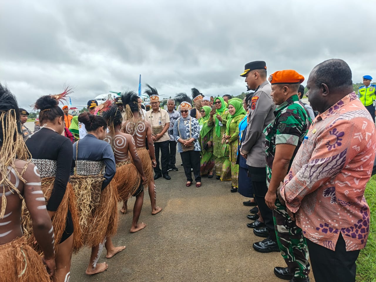 Menteri PPPA disambut tarian adat setibanya di Merauke dalam kunjungan kerja meninjau Program Makanan Bergizi Gratis.