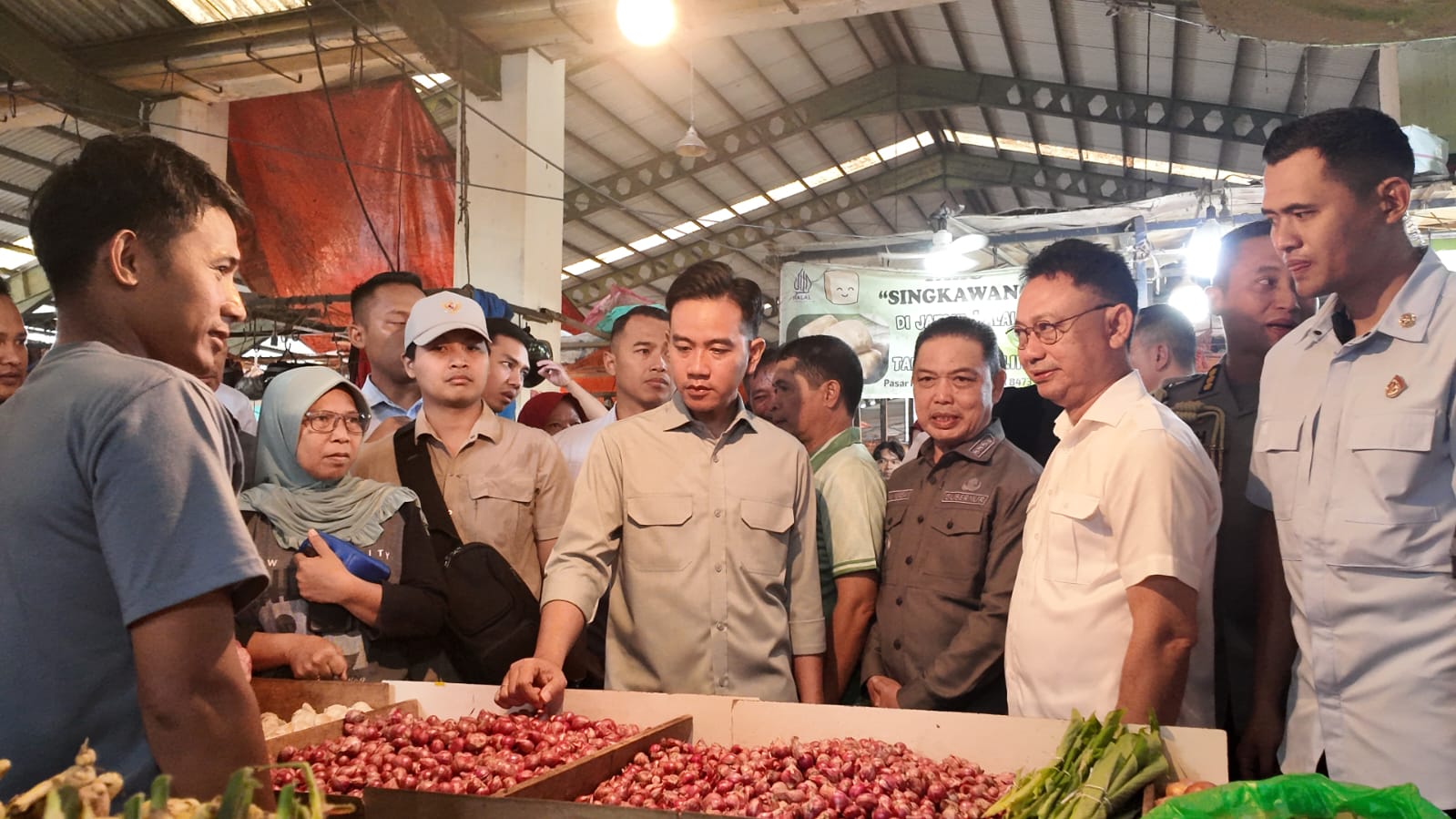 Wapres Gibran didampingi Gubernur Norsan meninjau harga dan ketersediaan bahan pokok di Pasar Flamboyan, Pontianak (23/8)