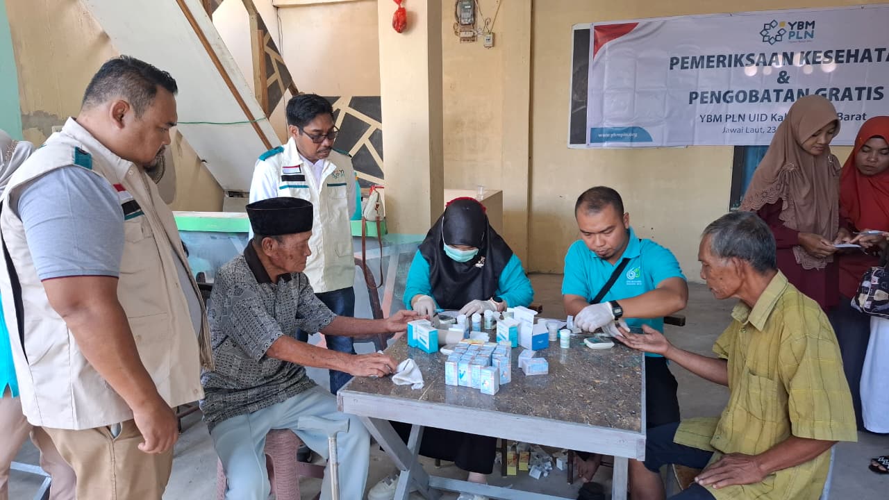 Ketua YBM PLN UID Kalbar, Mukhlis Zarkasih, bersama Manajer UP3 Singkawang, Martinus Irianto Pasensi turut menyaksikan langsung proses pemeriksaan kesehatan warga oleh tim medis Puskesmas Jawai.