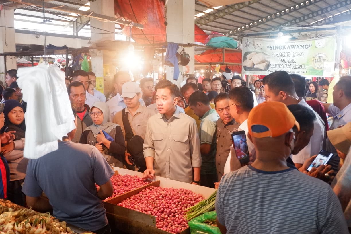 Wapres Gibran Rakabuming meninjau harga bahan pokok di Pasar Plamboyan, Pontianak, didampingi Kapolda Kalbar dan jajaran.
