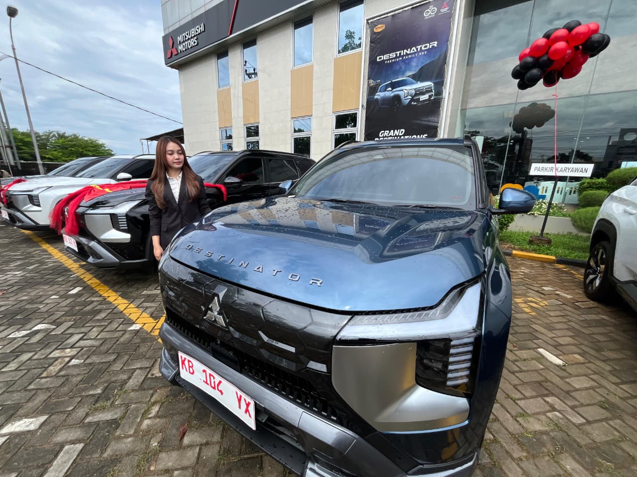 Unit perdana Mitsubishi Destinator resmi diserahkan kepada konsumen Kalbar dalam seremoni spesial di Pontianak.