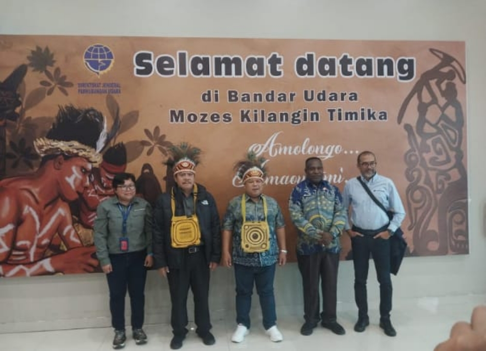 Kopasgat mengamankan kedatangan Anggota VI BPK RI di Bandara Mozes Kilangin Timika, Jumat (22/8/2025).