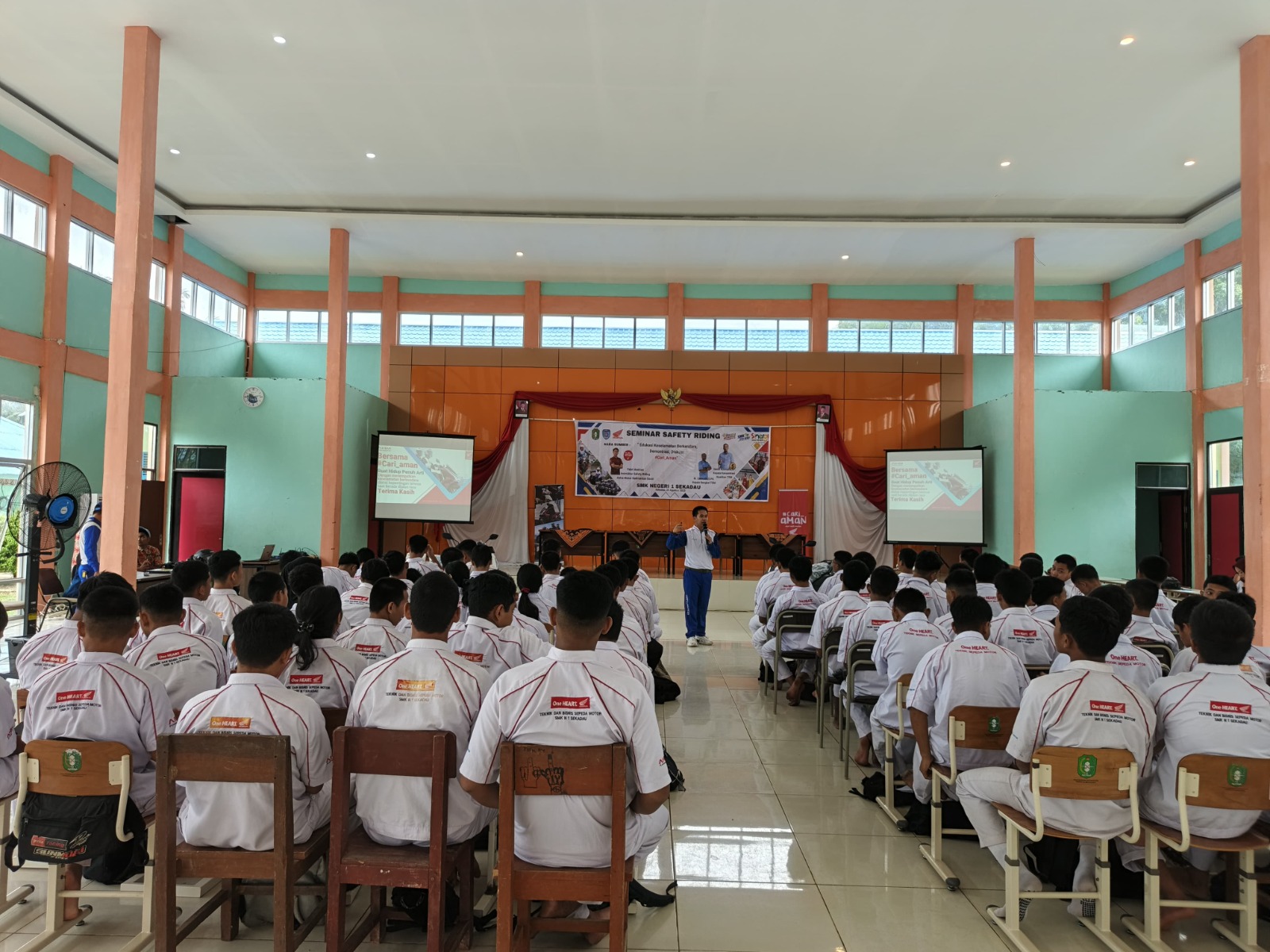 Edukasi safety riding Astra Motor di SMK 1 Sekadau.