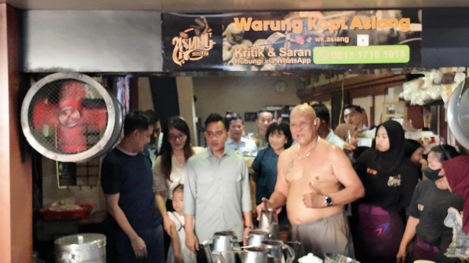 Wapres Gibran saat berkunjung ke Warung Kopi Legendaris di Pontianak, merasakan racikan langsung Asiang di WK Asiang, Sabtu (23/8).