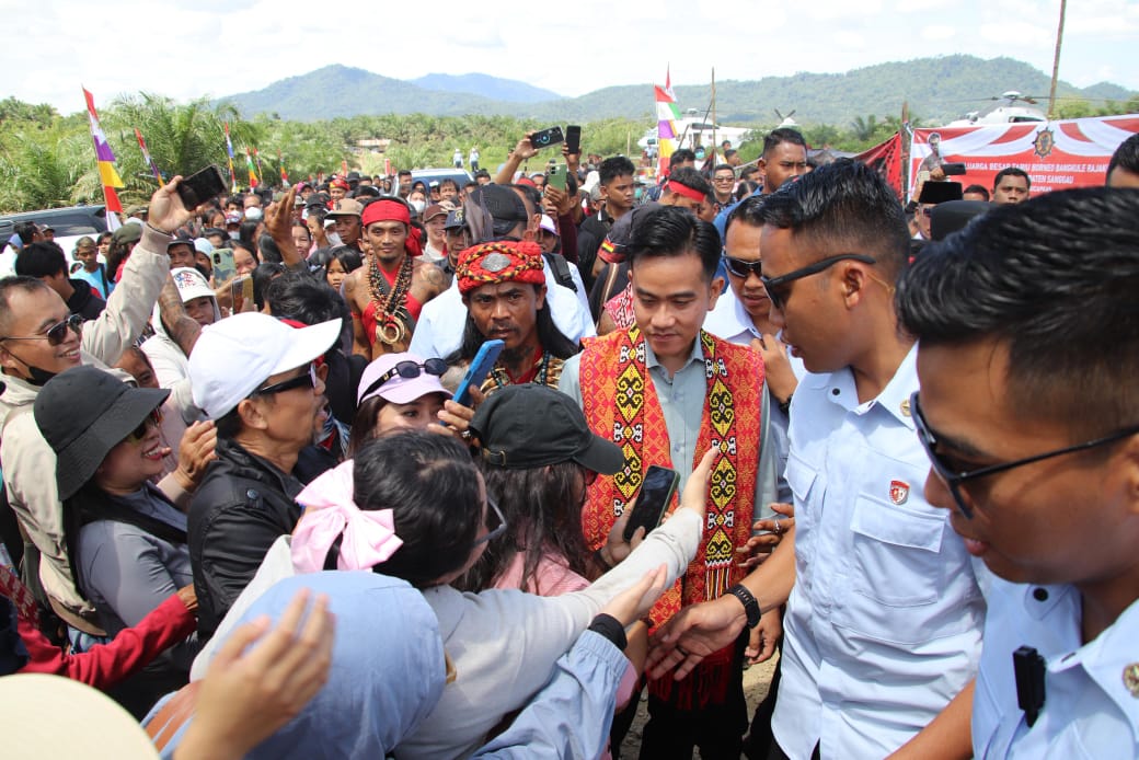 Wapres Gibran disambut hangat warga saat kunjungan di Mempawah, Kalbar, Sabtu (23/8/2025).