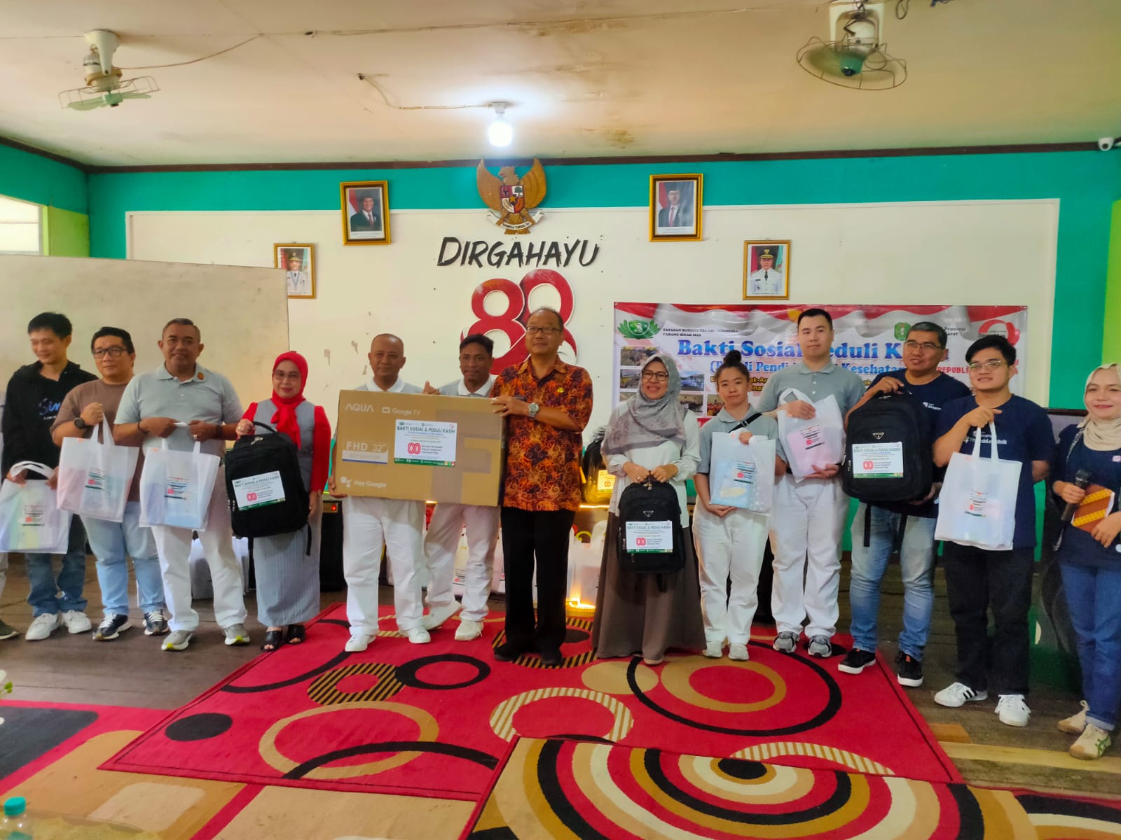 Ketua Paguyuban Buddha Tzu Chi Cabang Sinar Mas Kalbar, Marwin Azmiadi saat menyerahkan bantuan kepada Kepala UPT Panti Sosial Anak Kalbar, Effendi Muharam, untuk kebutuhan Panti Sosial Anak Kalbar.