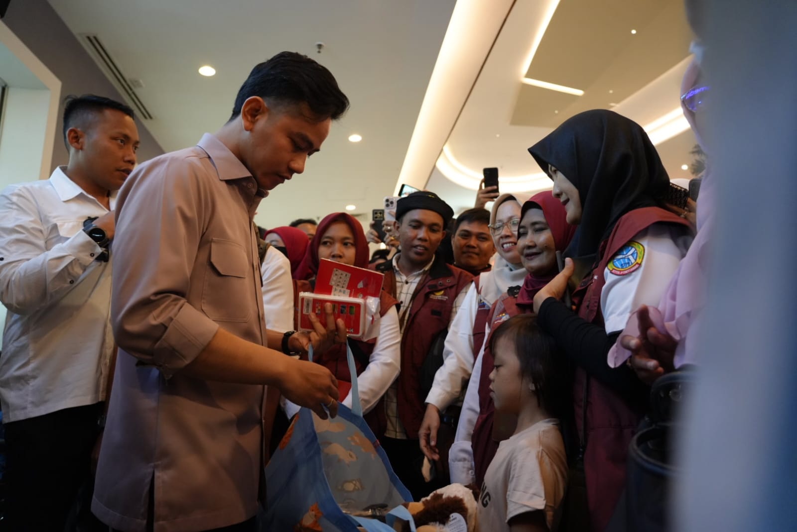 Wapres Gibran berbagi kebahagiaan saat menemani anak berbelanja perlengkapan sekolah di Pontianak.