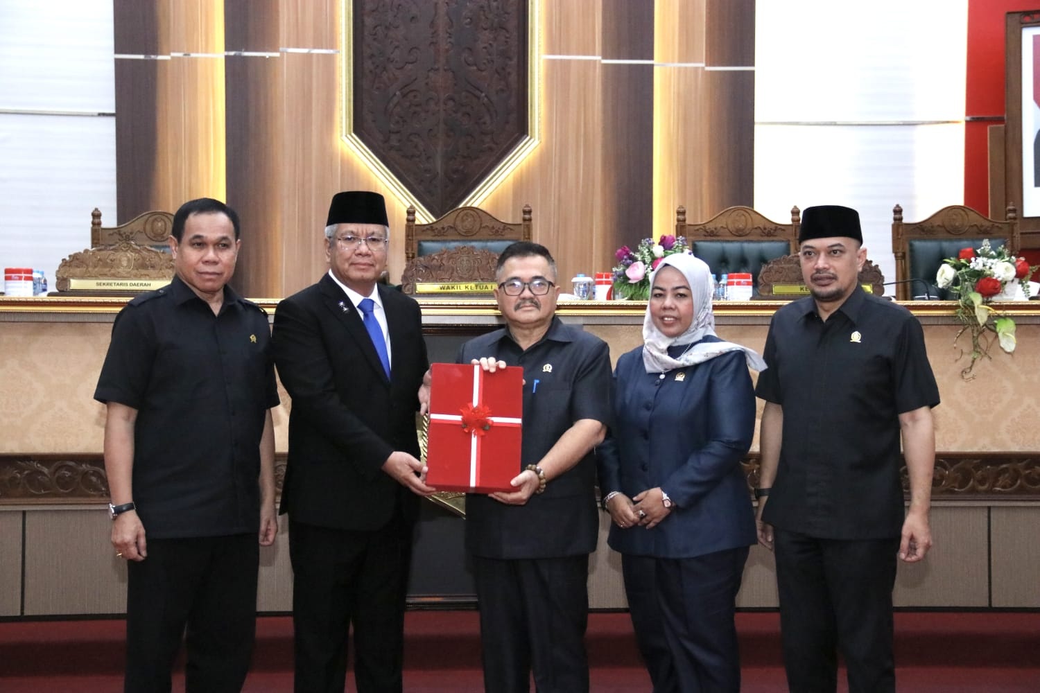Sekretaris Daerah Kalbar Harisson menyerahkan dokumen Rancangan Perubahan APBD 2025 kepada pimpinan DPRD Kalbar dalam rapat paripurna di Balairungsari, Jumat (22/8).