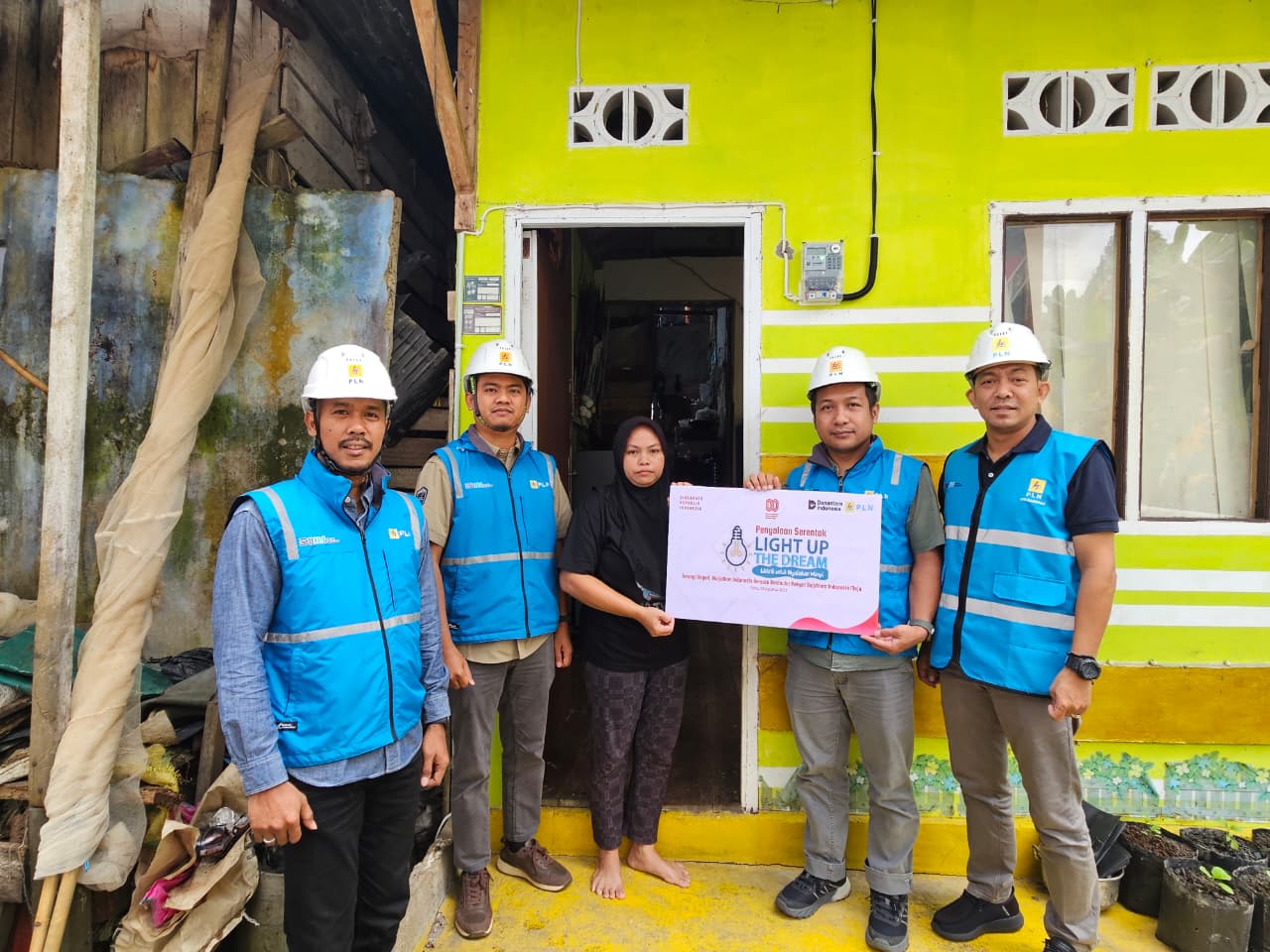 Peresmian penyalaan listrik melalui program Light Up The Dream (LUTD) di rumah salah satu penerima manfaat, Ibu Liza, dilakukan langsung oleh Manajemen PLN UP3 Sanggau.