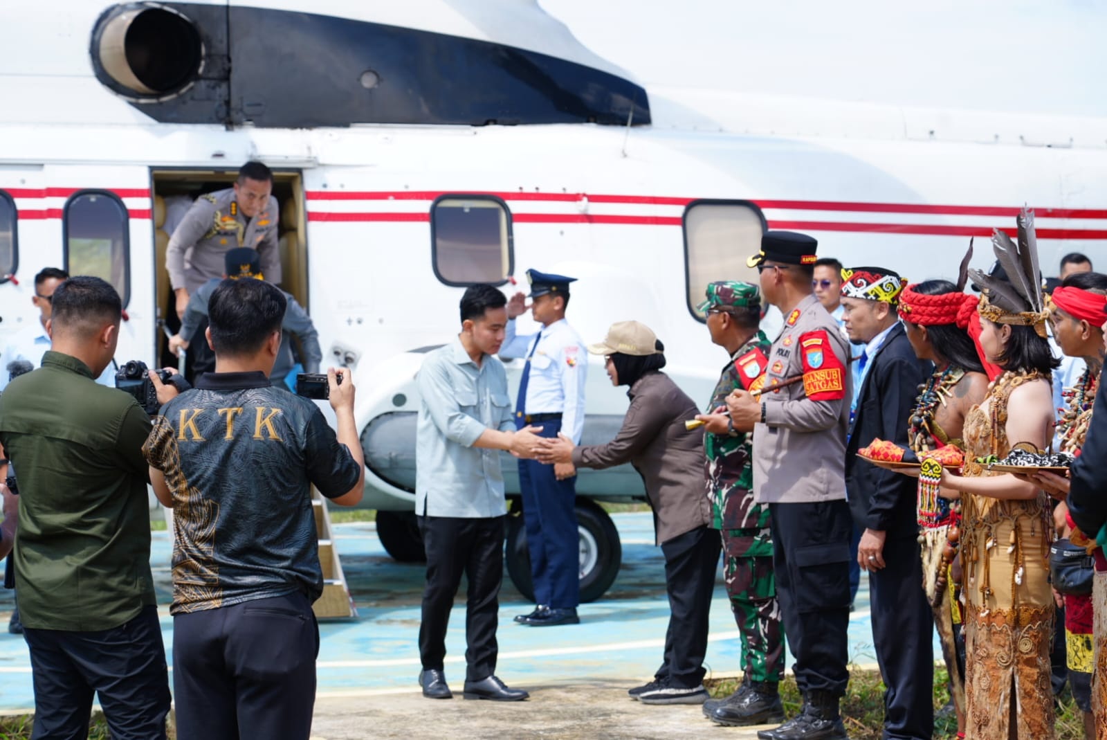 DISAMBUT: Wakil Presiden Gibran Rakabuming Raka tiba di Kabupaten Mempawah disambut Bupati Erlina.