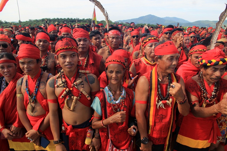 Anggota Pasukan Merah Tariu Borneo Bangkule Rajakng (TBBR) menghadiri pertemuan dengan Wakil Presiden Gibran Rakabuming Raka di Keramat Patih Patinggi, Kecamatan Toho, Kabupaten Mempawah, Kalimantan Barat, Sabtu (23/8/2025). Pemimpin Pasukan Merah Tariu B