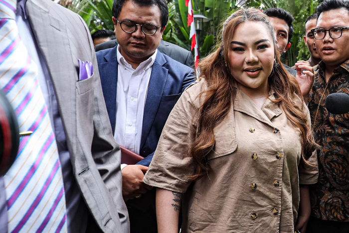 DIPANGGIL KPK: Selebgram Lisa Mariana (LM) mendatangi gedung Merah Putih KPK di Jakarta, Jumat (22/8/2025).