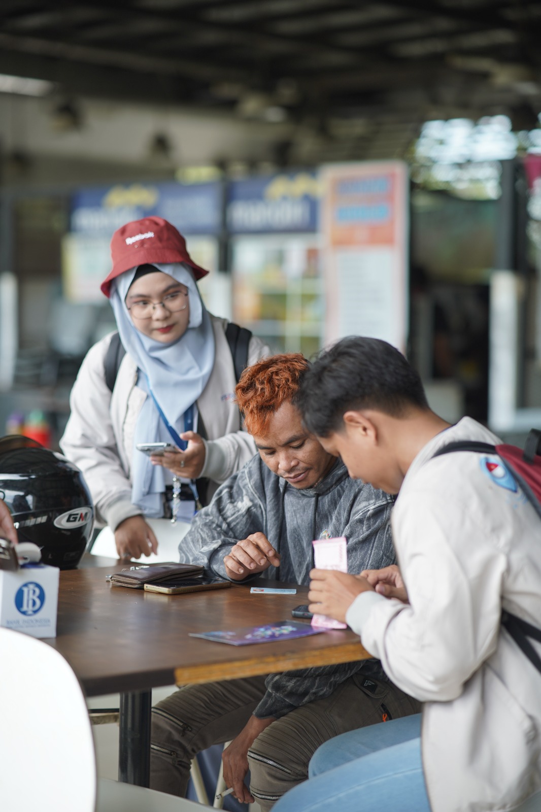 Salah satu peserta saat mengkampanye tentang Cinta, Bangga, Paham (CBP) Rupiah, penggunaan QRIS dan Perlindungan Konsumen dalam transaksi keuangan ke masyarakat di kawasan PLBN Aruk.