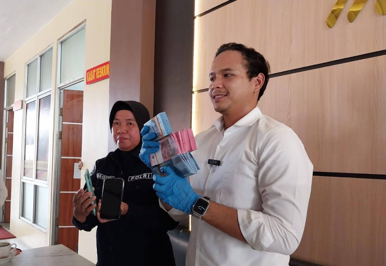 Uang Palsu: Polresta Pontianak menggelar konferensi pers pengungkapan kasus uang palsu, Senin (25/8).