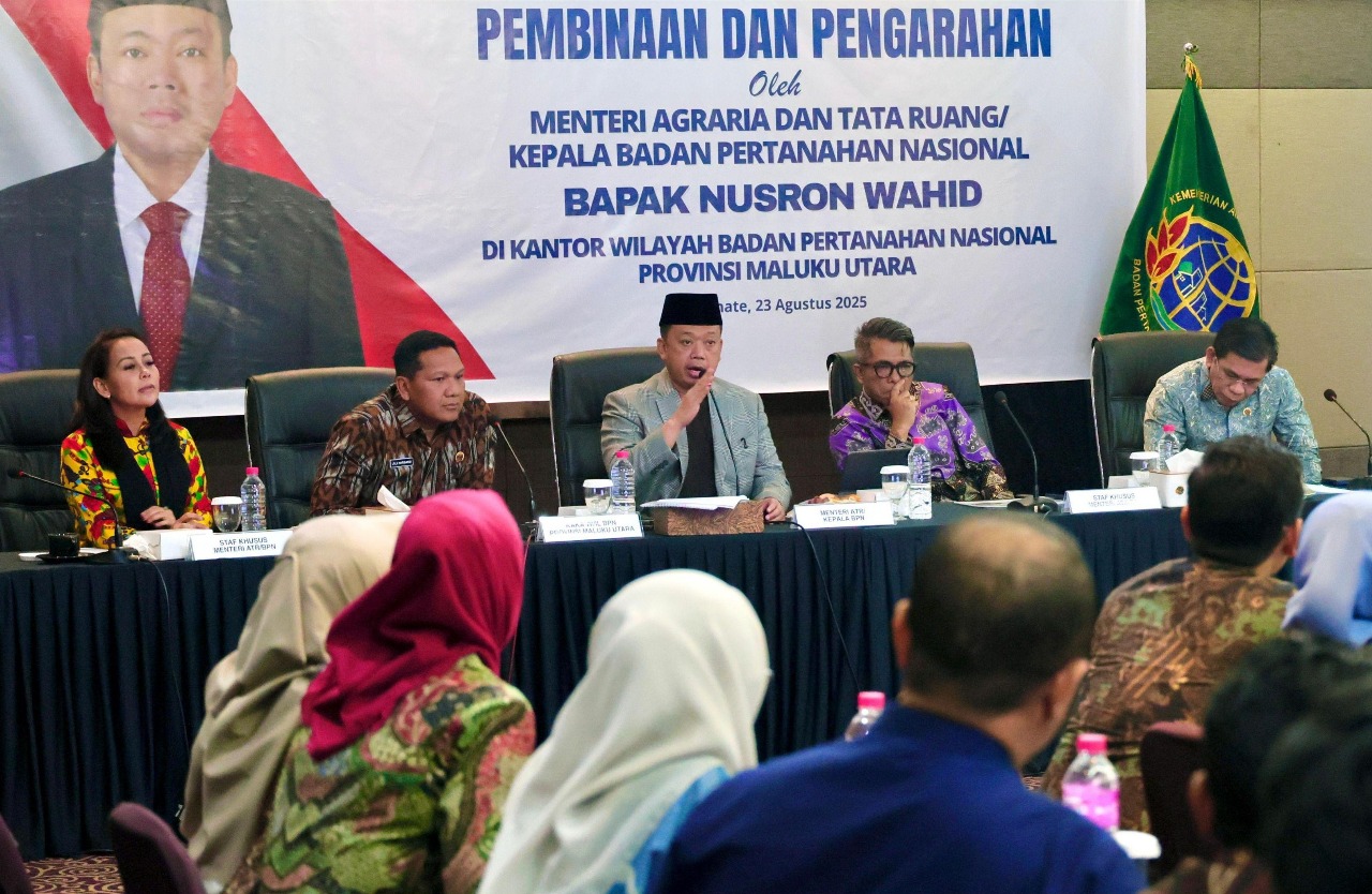 Nusron Wahid memberikan pembinaan kepada jajaran Kanwil BPN Provinsi Maluku Utara, di Kota Ternate, Sabtu (23/08/2025).