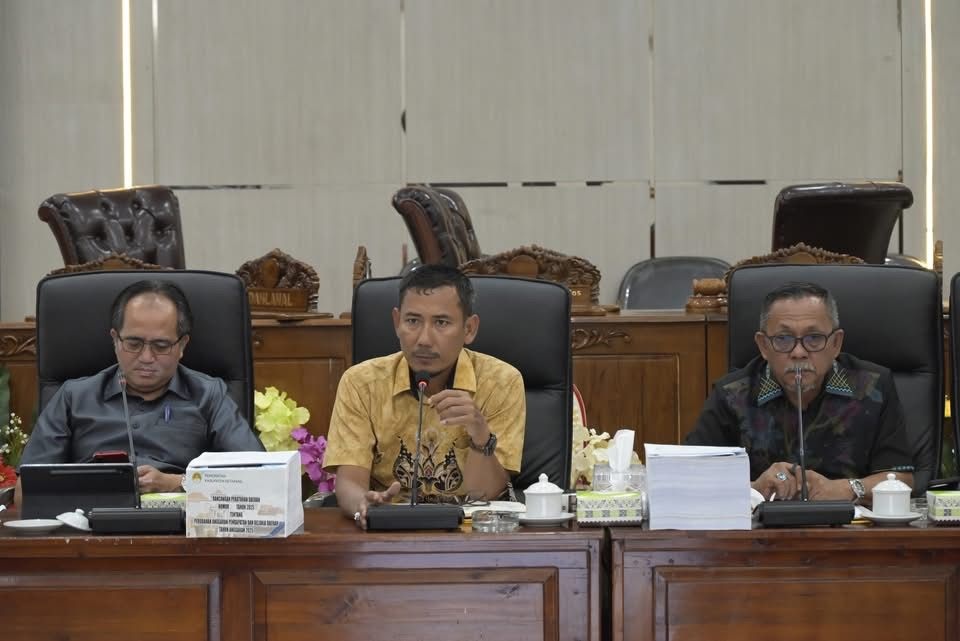 RAPAT: Ketua DPRD Ketapang, Achmad Sholeh, memimpin rapat pembahasan Raperda APBD Perubahan 2025 bersama TAPD dan OPD.