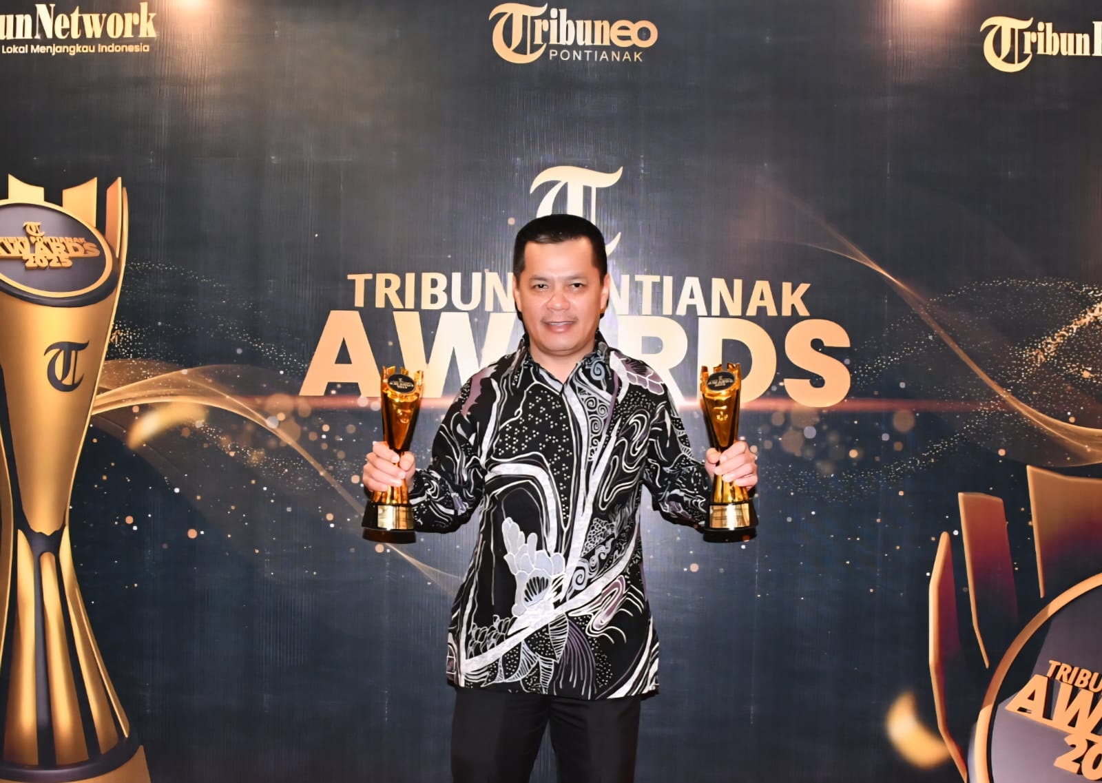 APRESIASI: Bupati Kayong Utara, Romi Wijaya saat menerima apresiasi Tribun Pontianak Award bagi kepala daerah.