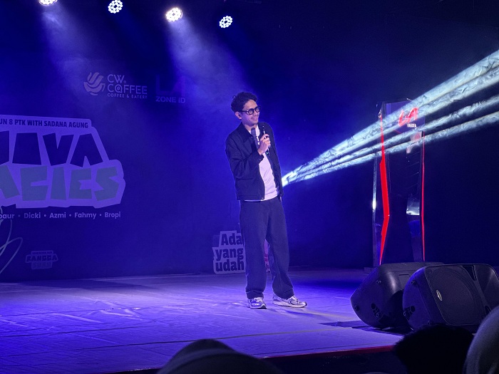 TAMPIL: Komika nasional Sadana Agung tampil mengocok perut ratusan penonton dalam Stand-Up Nite (SUN) ke-8 bertajuk Nova Facies di Gedung Taman Budaya Kalbar, Sabtu (23/8) malam.