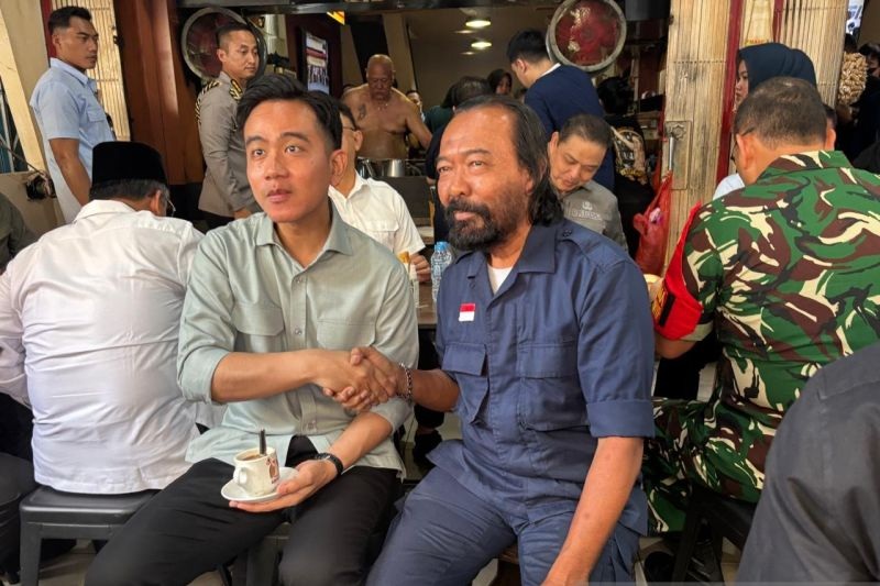 BERTEMU &lsquo;PALOH&rsquo;: Wakil Presiden Gibran Rakabuming Raka bertemu dengan sosok pria yang mirip Ketua Umum Partai NasDem Surya Paloh di kedai Kopi Asiang, Pontianak, Kalimantan Barat, Sabtu (23/8/2025).