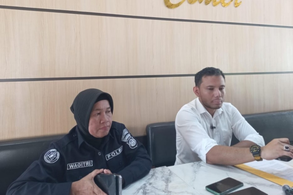 Kasat Reskrim Polresta Pontianak, AKP Wawan Darmawan (kanan) saat konferensi pers, Senin (25/8).