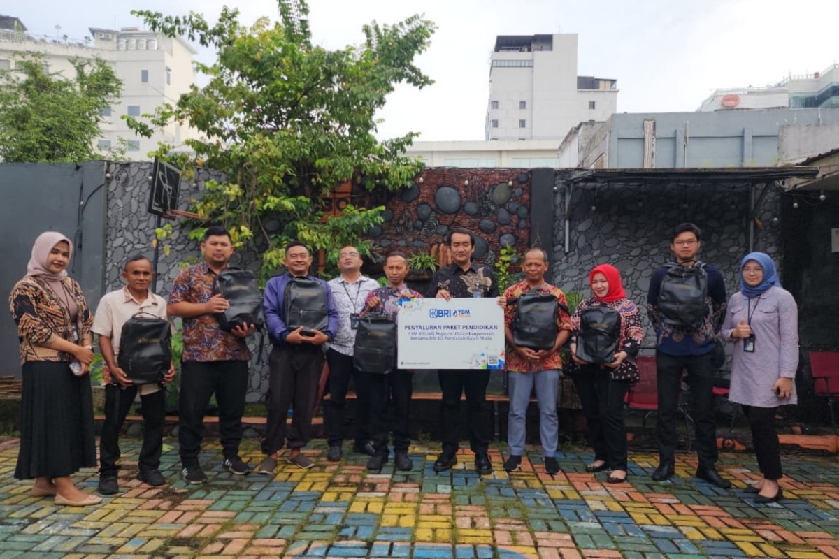 BRI BO Pontianak Gajah Mada menyalurkan paket pendidikan kepada pelajar di sekitar wilayahnya.