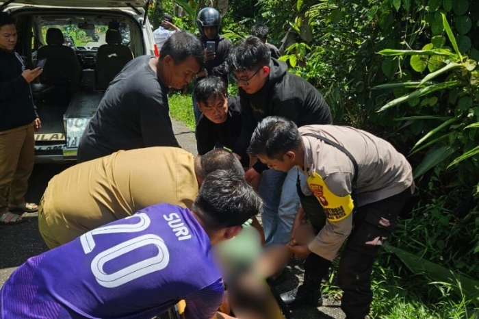 Petugas kepolisian dibantu warga mengevakuasi jasad pria yang tergeletak di tepi Jalan Kumpai Besar, Kecamatan Sungai Raya.