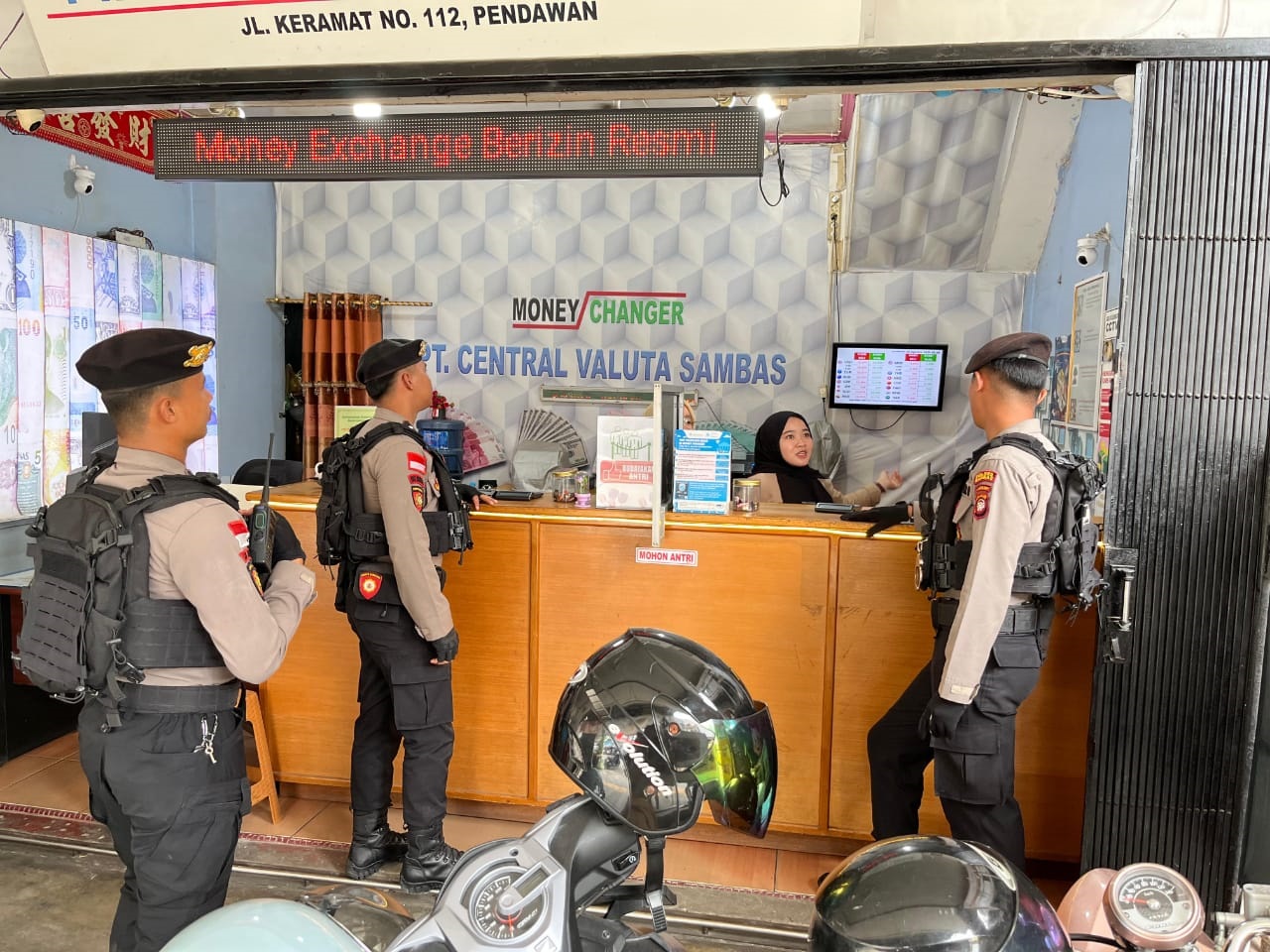 PATROLI: Petugas Polres Sambas saat melaksanakan patroli jalan kaki di pusat keramaian di Kota Sambas.