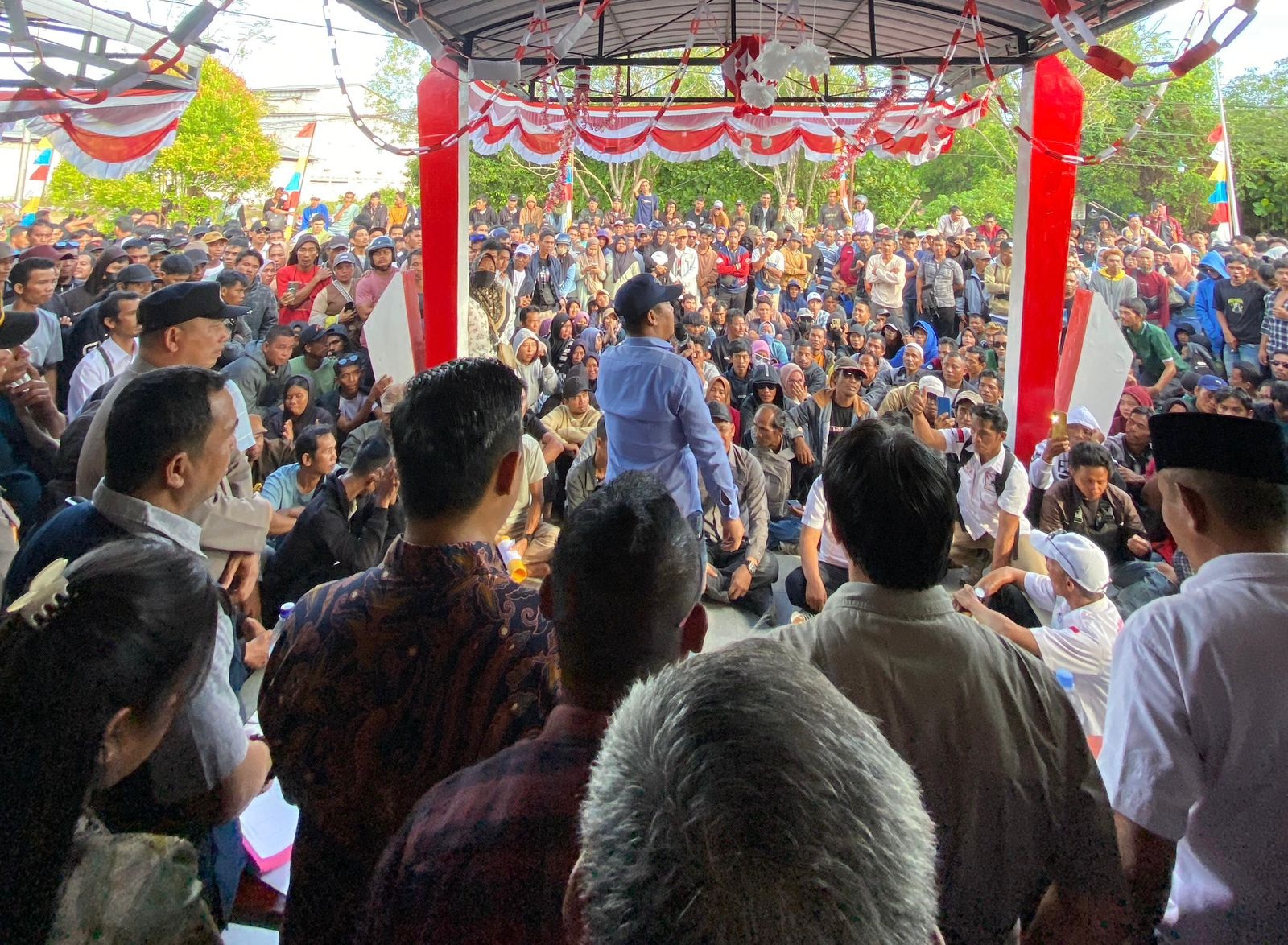 AKSI DAMAI: Ratusan buruh eks PT KAL berunjuk rasa di kantor Disnakertrans Ketapang menuntut hak normatif mereka pascaakuisisi oleh PT First Resources, Jumat (22/8).