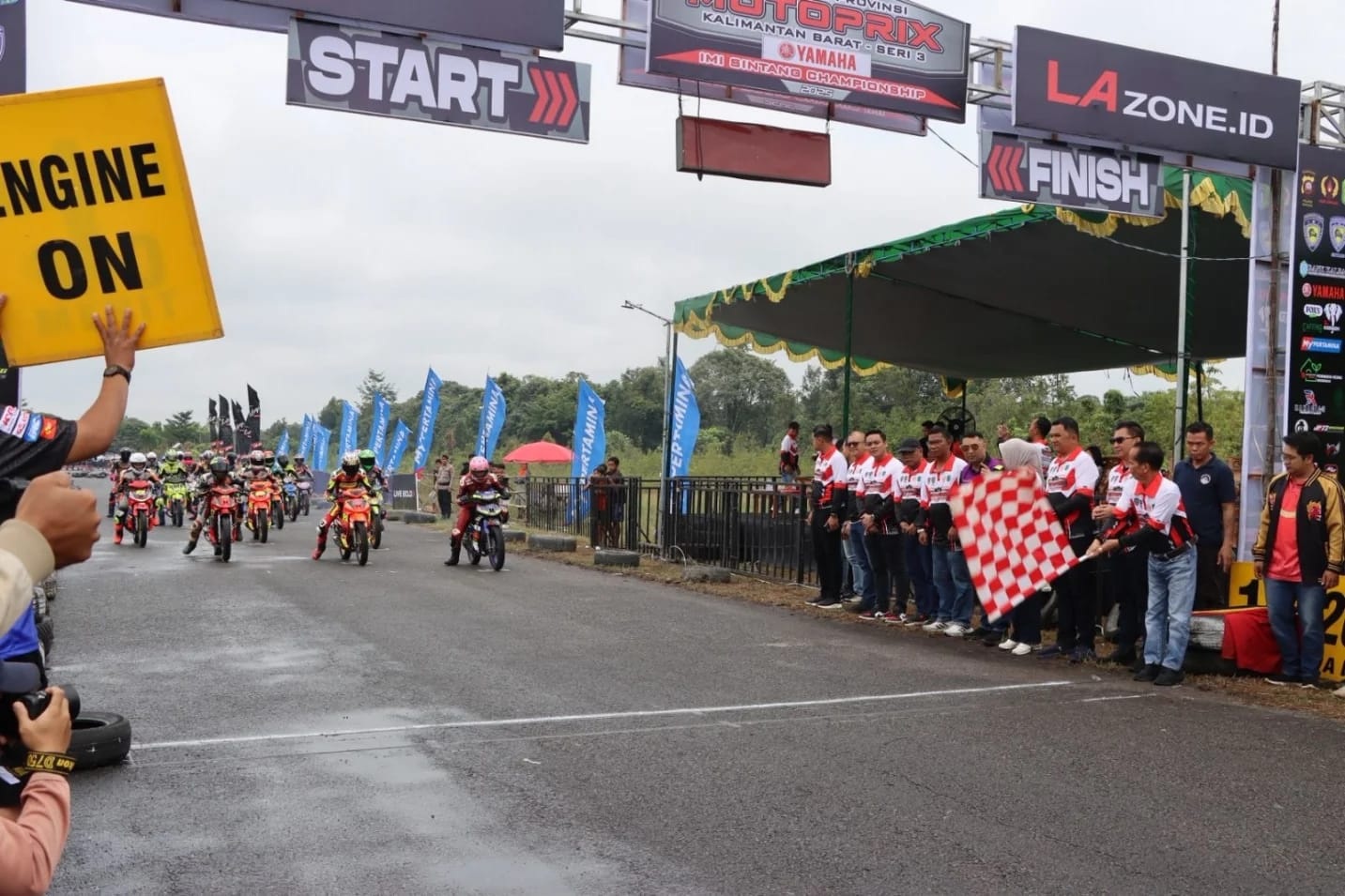 BALAP MOTOR: Para pembalap memacu motor di lintasan eks Bandara Susilo, Sintang, pada Kejurprov Motoprix Seri 3 IMI Championship 2025.